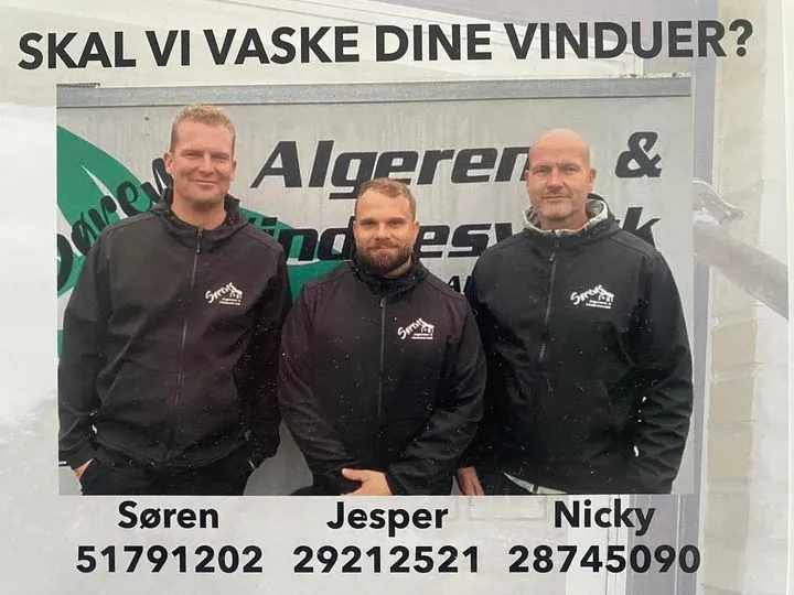 Søren, Jesper og Nicky foran firmabilen